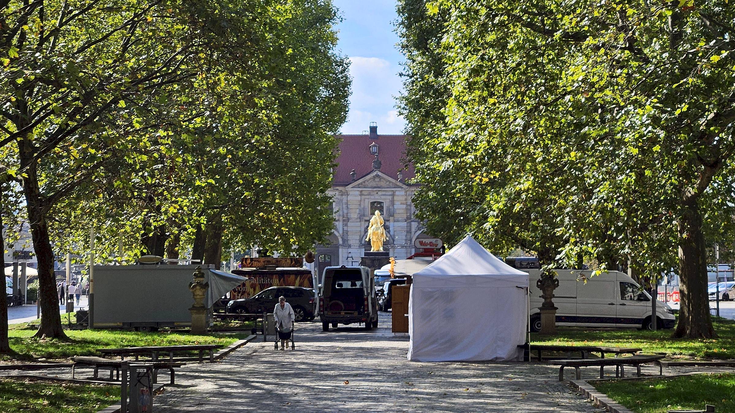 Die Buden werden schon aufgeschlagen für das Familienfest am Wochenende. Foto: Anton Launer