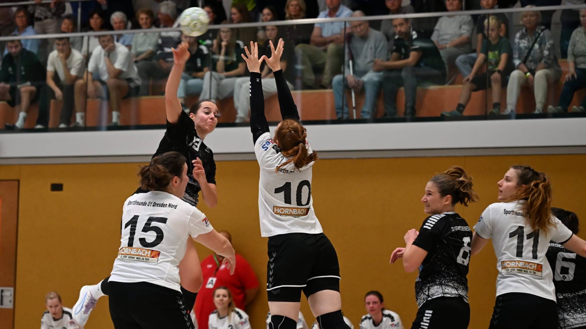 Gegen den starken Angriff der Weißenbornerinnen hatten die Dresdner Handballerinnen nur wenig entgegenzusetzen. Foto: Gerd Klemm