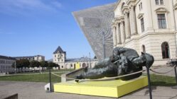 Kunst auf Kommando? NVA-Werke im Militärhistorischen Museum Der Motschütze steht nicht mehr. Foto: Anton Launer