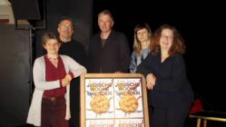 Jüdische Woche bringt Künstler aus 13 Ländern nach Dresden Das Team der "Jüdischen Woche": Vereinsvorsitzende Marianne Steinhagen, verantwortlich für die Bildungsarbeit - Jörg Flachowsky, Soci-Chef Stephan Hoffmann, Produktionsleitung Juliane Hanka, Valentina Marcenaro -Künstlerische Leitung. Foto: J. Frintert