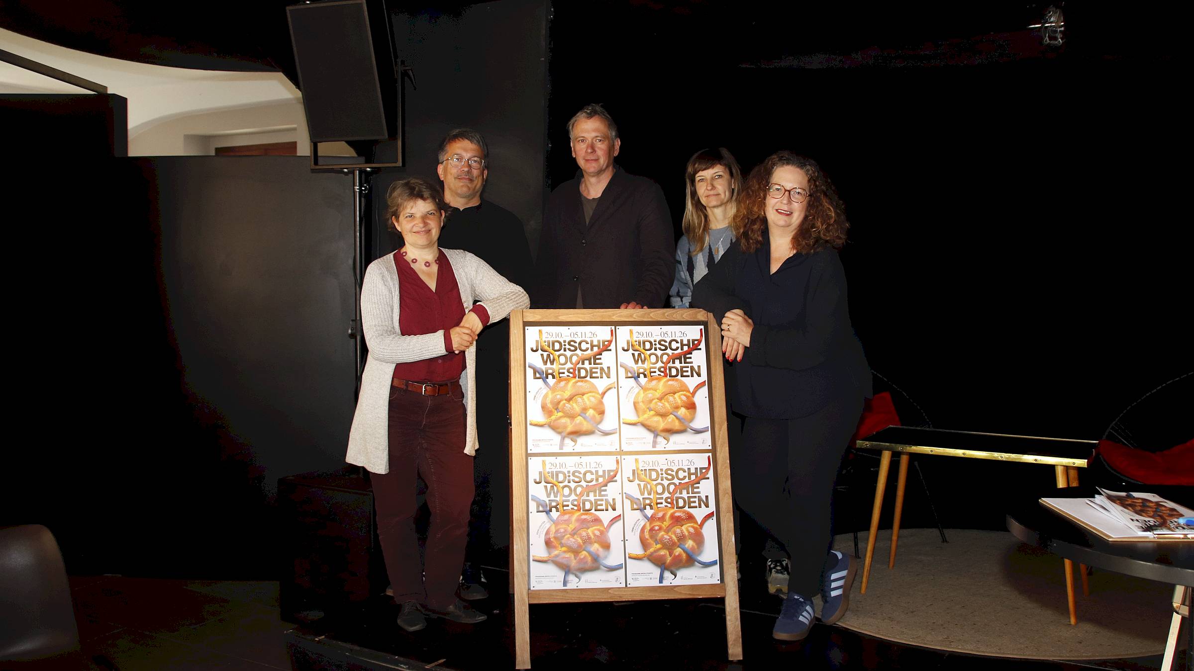 Das Team der Jüdischen Woche: Vereinsvorsitzende Marianne Steinhagen, Jörg Flachowsky (Bildungsarbeit), Theaterleiter Stephan Hoffmann, Produktionsleiterin Juliane Hanka und die künstlerische Leiterin Valentina Marcenaro. Foto: J. Frintert