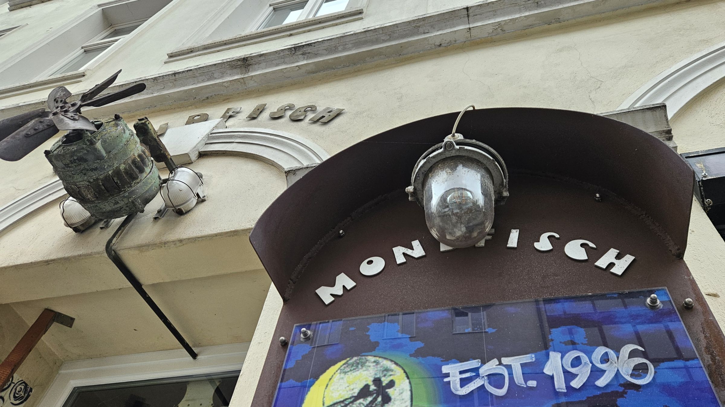 Eine Institution auf der Louisenstraße – der Mondfisch. Foto: Anton Launer