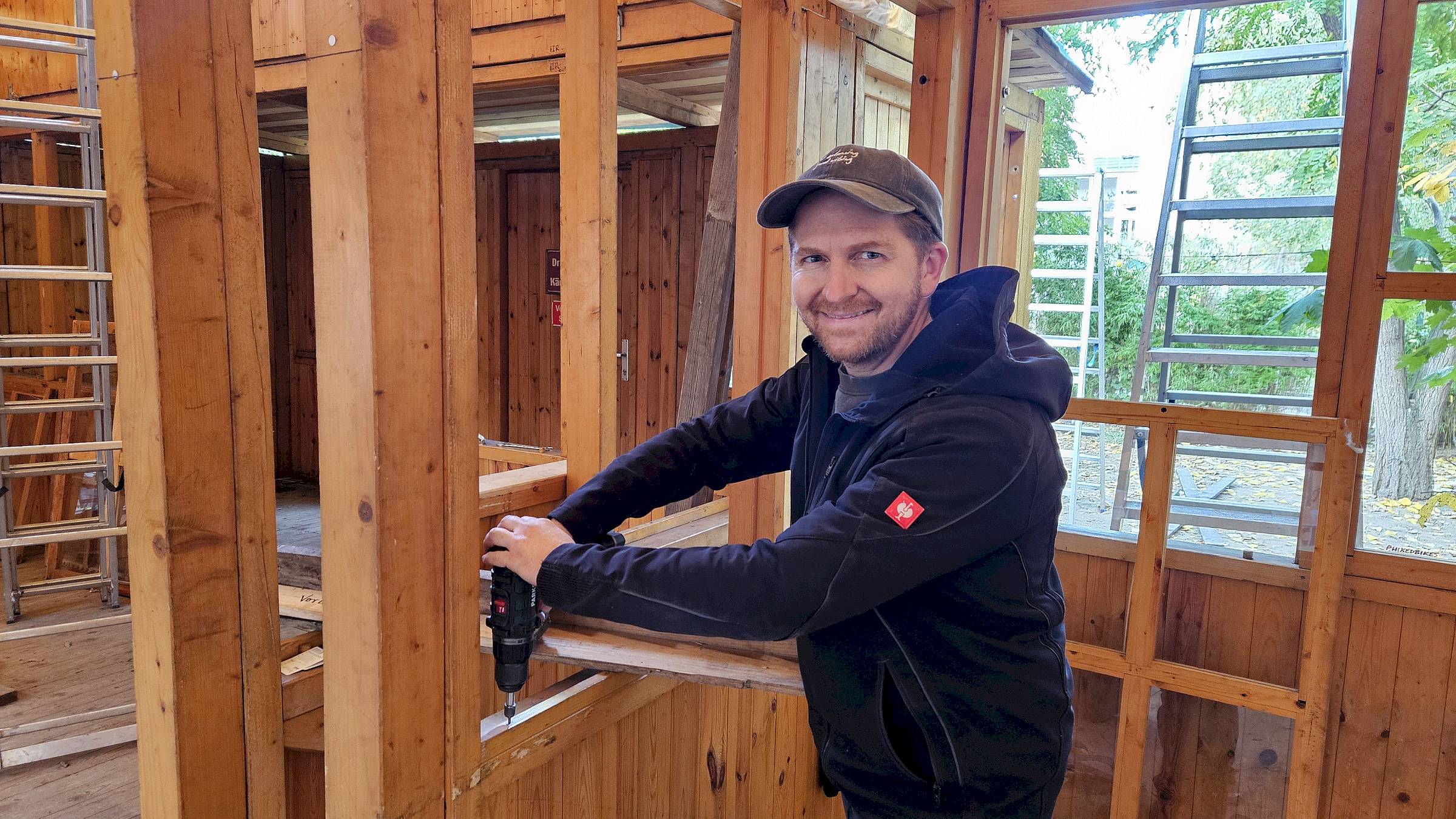 Chef Josef Dölle legt beim Aufbau selbst mit Hand an. Foto: Anton Launer