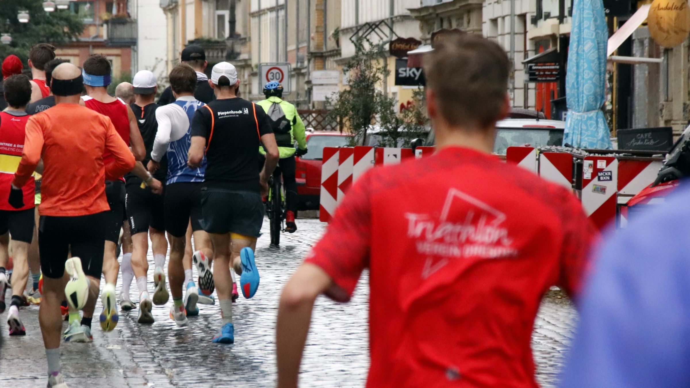Das glitschige Kopfsteinpflaster auf der Louisenstraße war besonders schwierig. Foto: Anton Launer