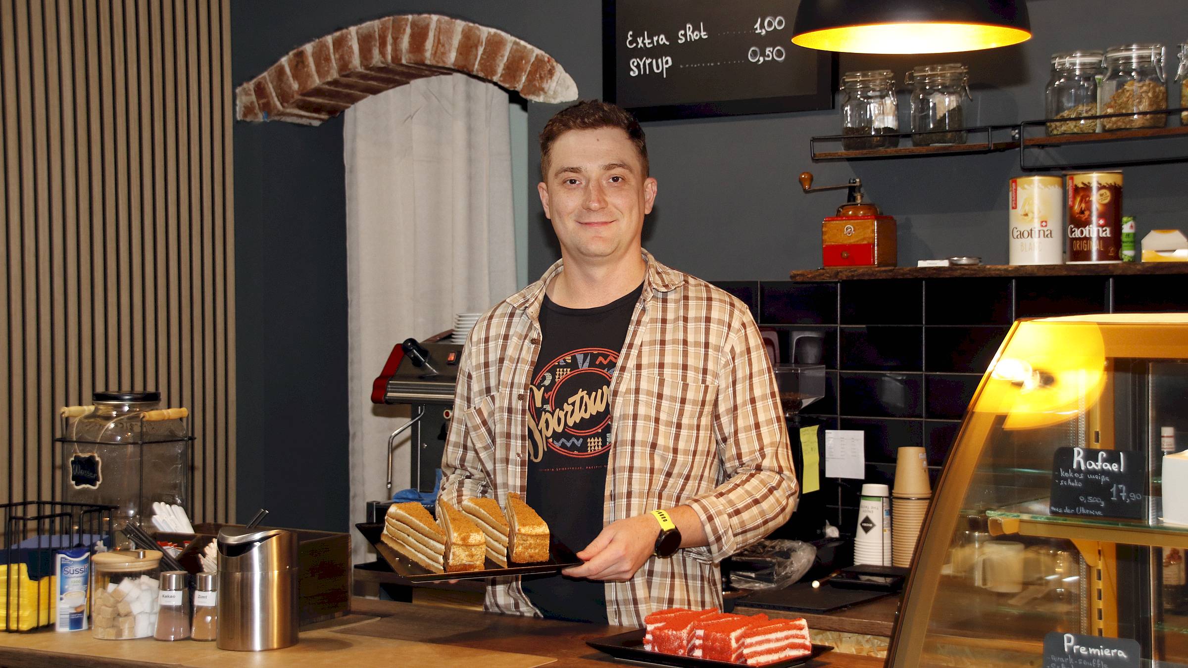 Bietet auch Torten und Kaffee an: Yevhen. Foto: Anton Launer