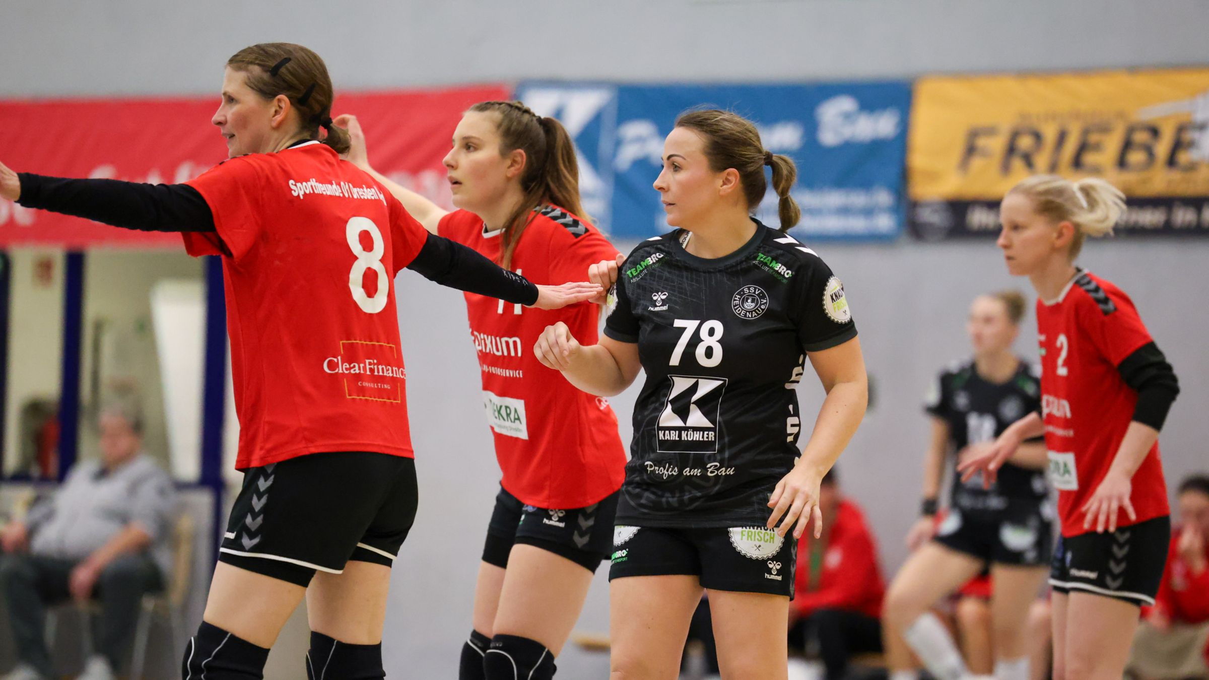 In der Schlussphase kämpften sich die Sportis noch einmal bis auf ein Tor heran. Am Ende reichte es nicht. Foto: Sportfreunde01