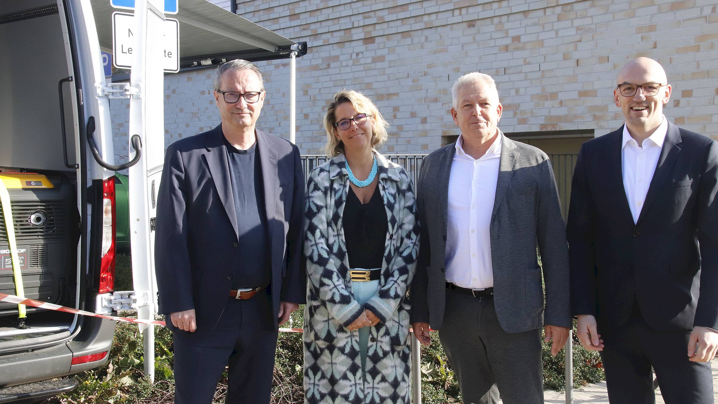 Bildungsbürgermeister Jan Donhauser (CDU), Campus-Cordis-Schulleiterin Miriam Bankert und die beiden Geschäftsführer der Stadtreinigung Alf Schwaten und Michael Hamacher zum Auftakt der Graffiti-Beseitigung an der Gemeinschaftsschule an der Stauffenbergallee. Foto: Anton Launer