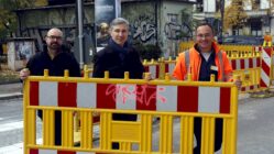 Stefan Kraft vom Stadtelternrat, Baubürgermeister Stephan Kühn und Ralf Langer vom Straßen- und Tiefbauamt haben heute gemeinsam den Zebrastreifen an der Glacisstraße freigegeben. Foto: Anton Launer
