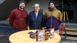Zum Abgrillen kam Ordnungsbürgermeisterin Eva Jähnigen (Grüne) vorbei und tauschte sich mit Kiezlichter-Chef Alessio Finke (l.) und Neustadt-Kümmerer Peter Thormeyer aus. Foto: Anton Launer