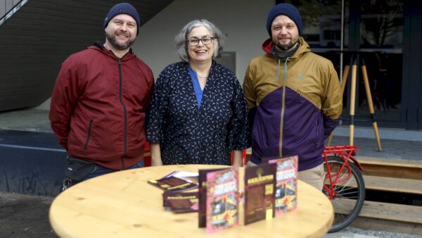 Zum Abgrillen kam Ordnungsbürgermeisterin Eva Jähnigen (Grüne) vorbei und tauschte sich mit Kiezlichter-Chef Alessio Finke (l.) und Neustadt-Kümmerer Peter Thormeyer aus. Foto: Anton Launer