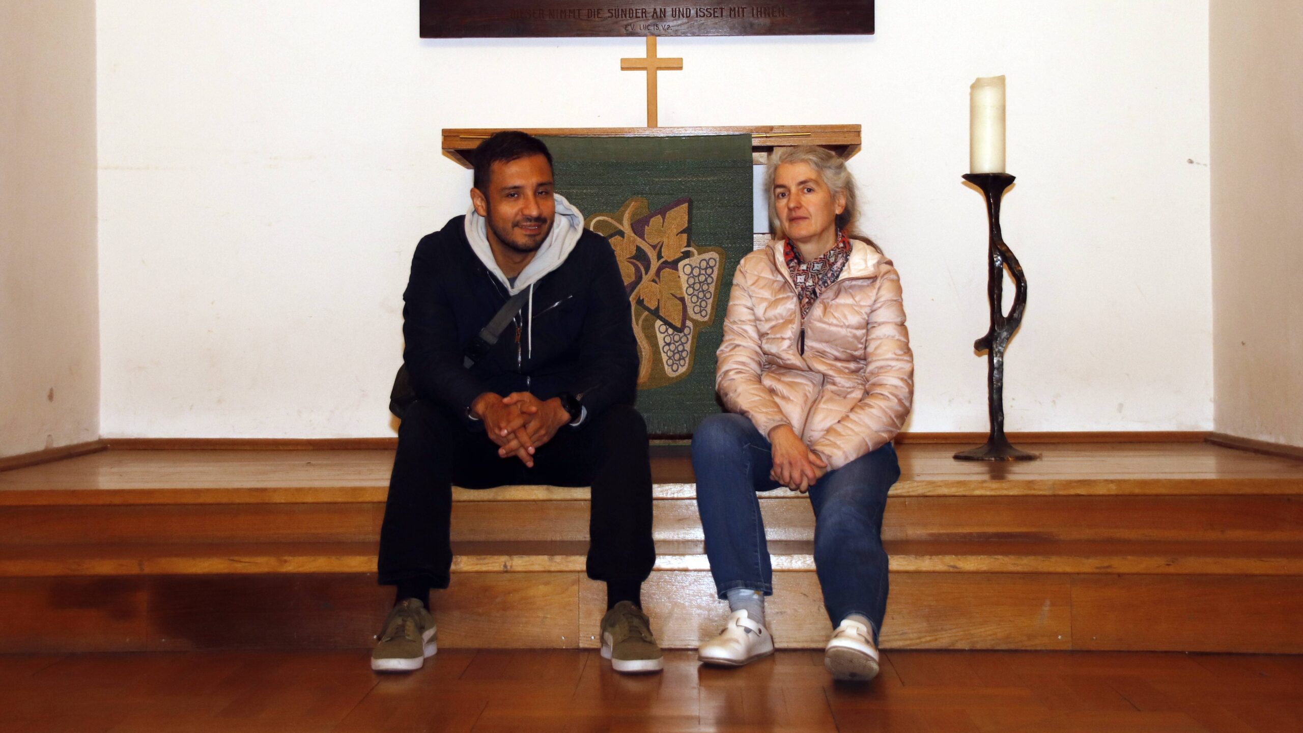 Max Contreras und Tabea Kormeier leiten das Nachtcafé in der Dreikönigskirche. Foto: Anton Launer