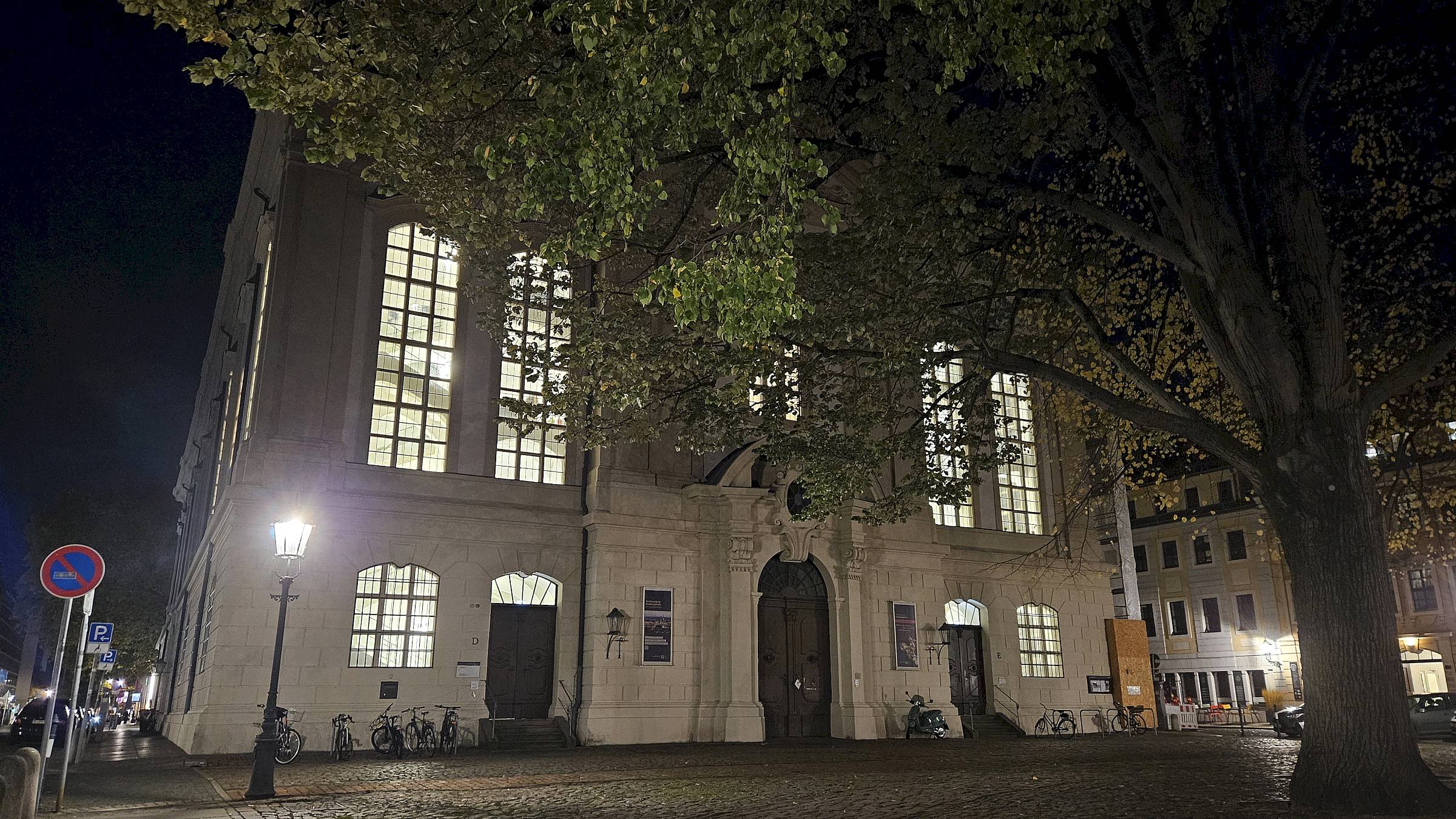 Der Hintereingang der Dreikönigskirche ist der Vordereingang des Nachtcafés. Foto: Anton Launer