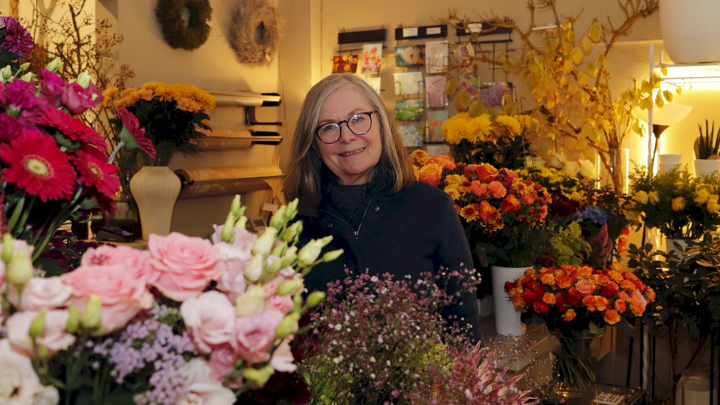 Blumenhändlerin Theresia Schmitz sucht dringend kompetente Unterstützung. Foto: Anton Launer