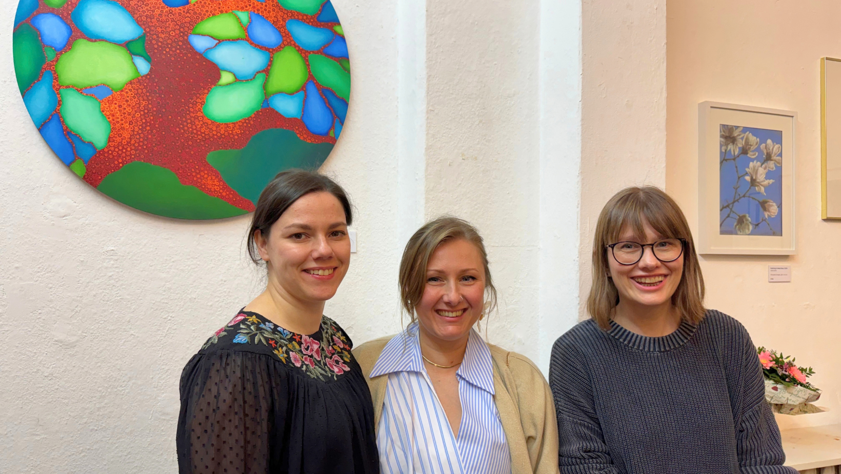 Die musikalische Umarmung der Vernissage gestaltete (v.l.n.r.) Anastasiia Kadiuk für die Künstlerinnen Julia Suptel und Nina Piatrouskaya – Foto: Enna Miau