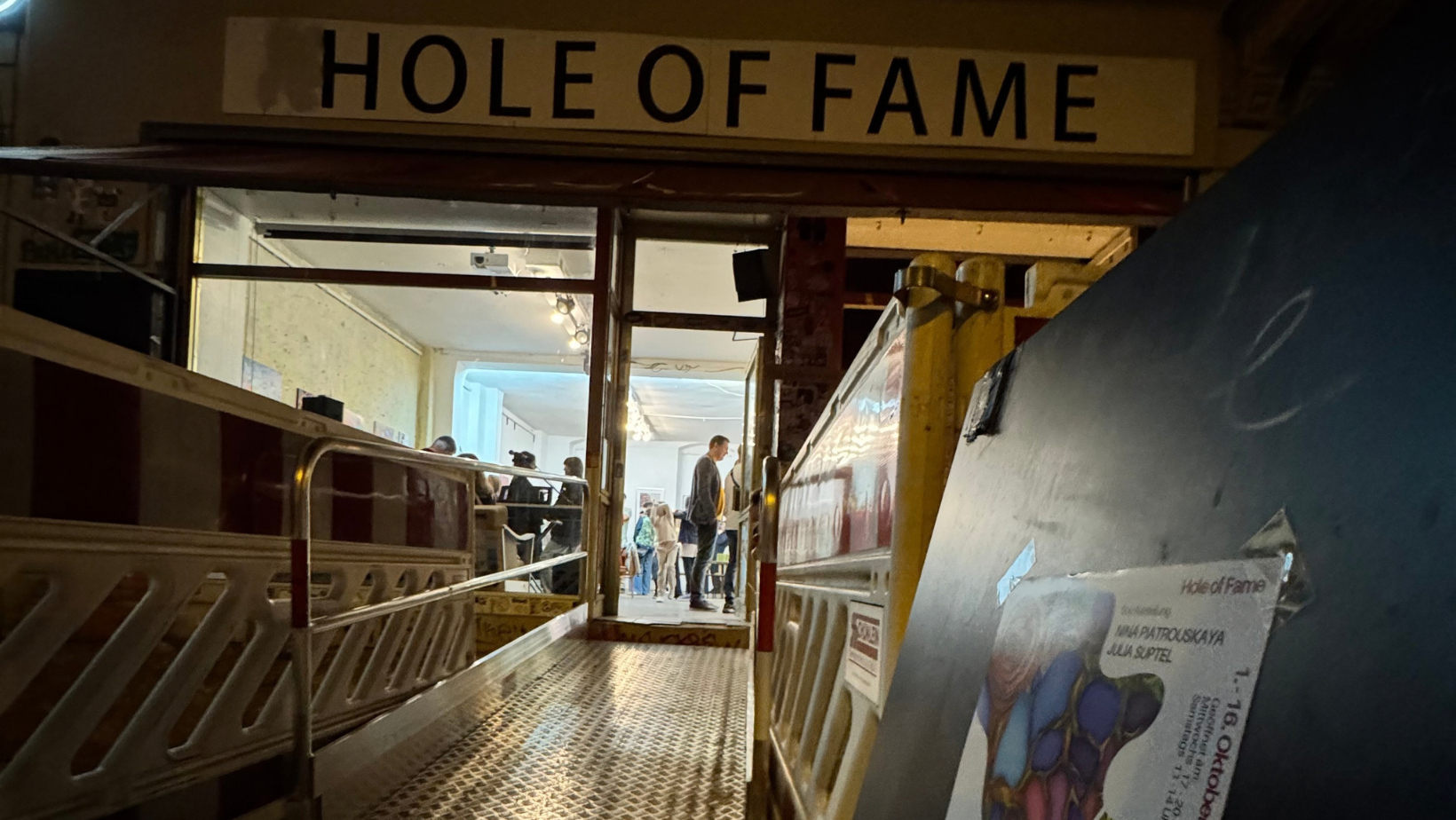 Gesicherter Zugang zum Projektraum "Hole of Fame" – Foto: Enna Miau